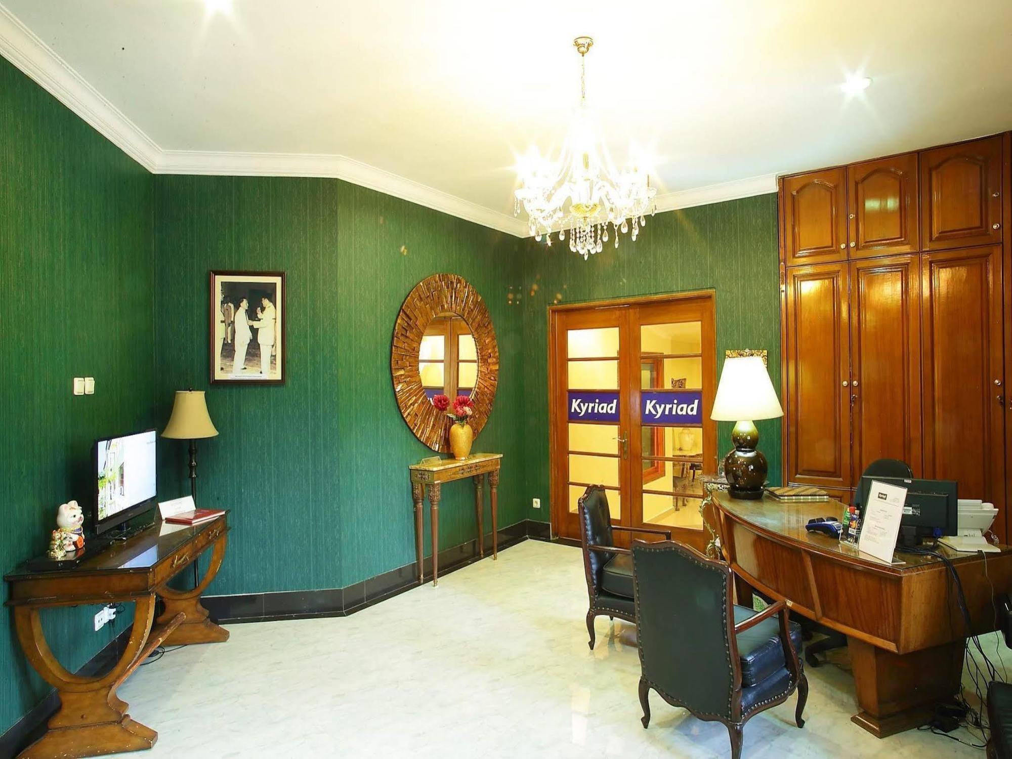 Arimbi Pejaten Suites Джакарта Екстериор снимка