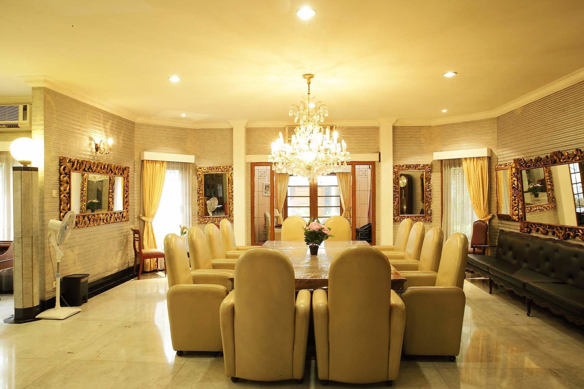 Arimbi Pejaten Suites Джакарта Екстериор снимка
